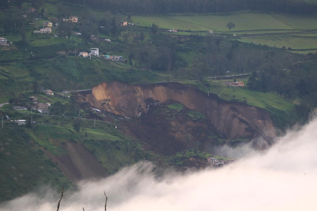 Vista general este lunes, 27 de marzo, de un deslizamiento de tierra en Alausí (Ecuador).