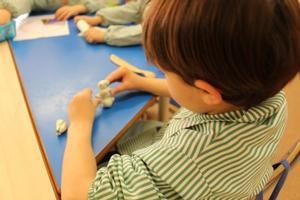 La implicación familiar en la escuela y los cuidados educativos es aún territorio materno.