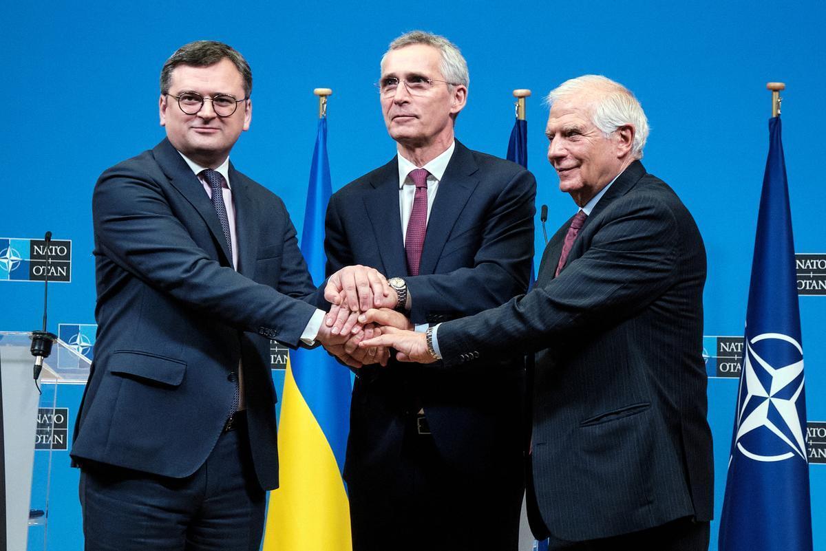 El ministro de Exteriores de Ucrania, Dmytro Kuleba; el secretario general de la OTAN, Jens Stoltenberg, y el jefe de la diplomacia europea, Josep Borrell, este martes en Bruselas.