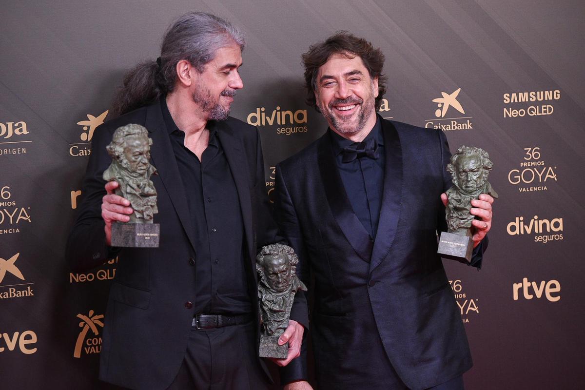 El director Fernando León de Aranoa y el actor Javier Bardem posan con tres de los Goyas que ha obtenido ’El buen patrón’ en la 36ª gala de los Premios Goya, en el Palau de les Arts de Valencia, a 12 de febrero de 2022, en Valencia