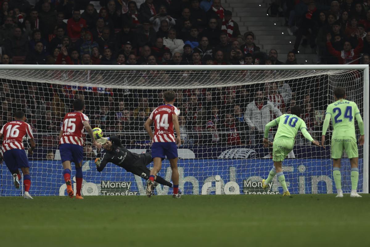 Enes Unal, jugador del Getafe, transforma el penalti que supuso el empate del Getafe en el Metropolitano.