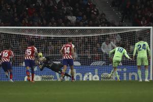 Enes Unal, jugador del Getafe, transforma el penalti que supuso el empate del Getafe en el Metropolitano.