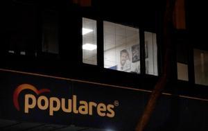 Un cartel electoral con foto de Pablo Casado en un despacho de la sede del Partido Popular. 