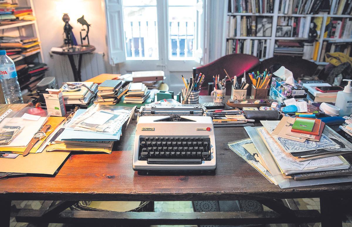 La mesa de trabajo de Juan Marsé, presidida por la máquina de escribir