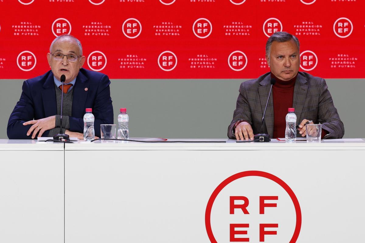 Andreu Camps, secretario general de la RFEF, y Luis Medina Cantalejo, presidente del Comité Técnico de Árbitros.