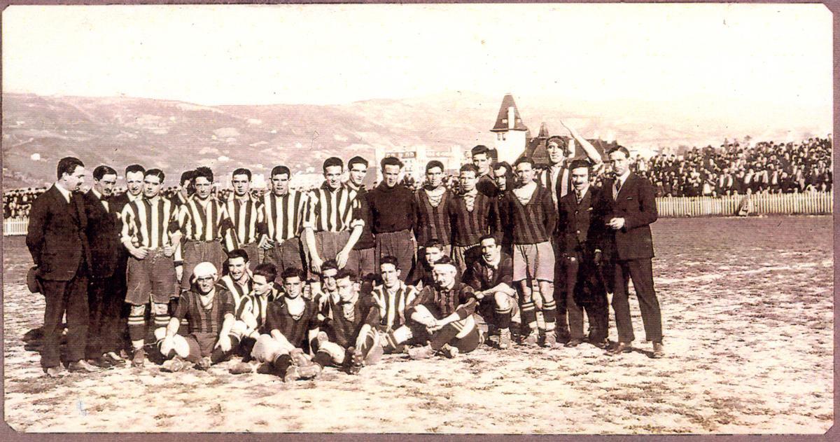 Jugadores del Athletic, del Arenas y directivos durante el partido de homenaje póstumo a Pichichi, disputado el 5 de marzo de 1922 en San Mamés.