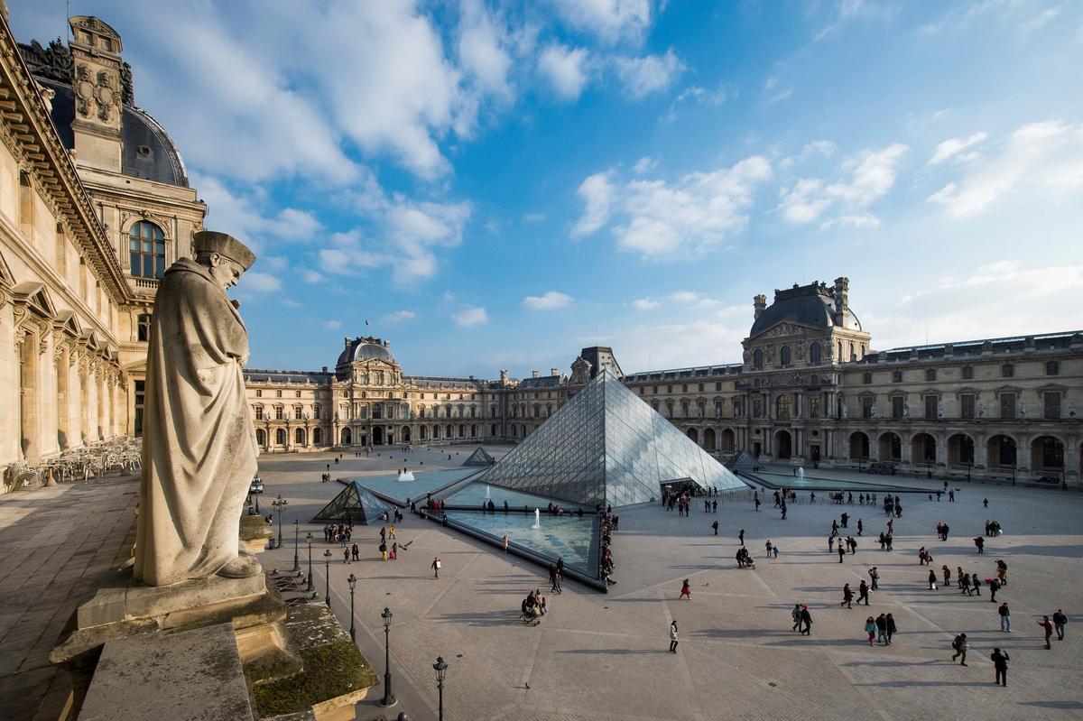 La pirámide del Louvre, en París.