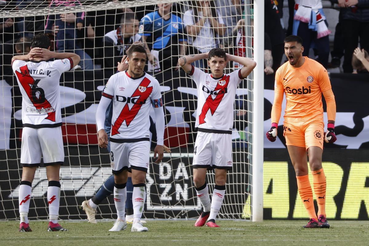 Los jugadores del Rayo Vallecano se lamentan por una ocasión perdida durante el partido de la Jornada 26 de LaLiga Santander, que enfrenta este sábado al Rayo Vallecano y Girona FC en el estadio ’Campo de fútbol de Vallecas’ en Madrid. EFE/ Mariscal