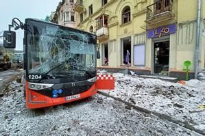 Un autobús de la ciudad de Járkov, dañado por un ataque aéreo contra la ciudad ucraniana este 14 de marzo.