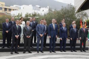 El rey Felipe acompañado por el presidente del Gobierno, Pedro Sánchez, y el presidente del Senado, Ander Gil, posa para la foto de familia con los presidentes autonómicos a su llegada a la reunión de la XXVI Conferencia de Presidentes.