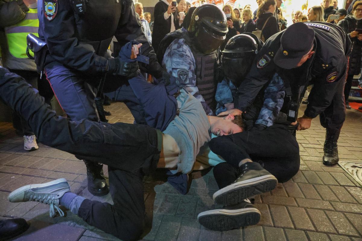 Agentes policiales rusos detienen a un hombre durante una manifestación contra la guerra de Ucrania en Moscú.