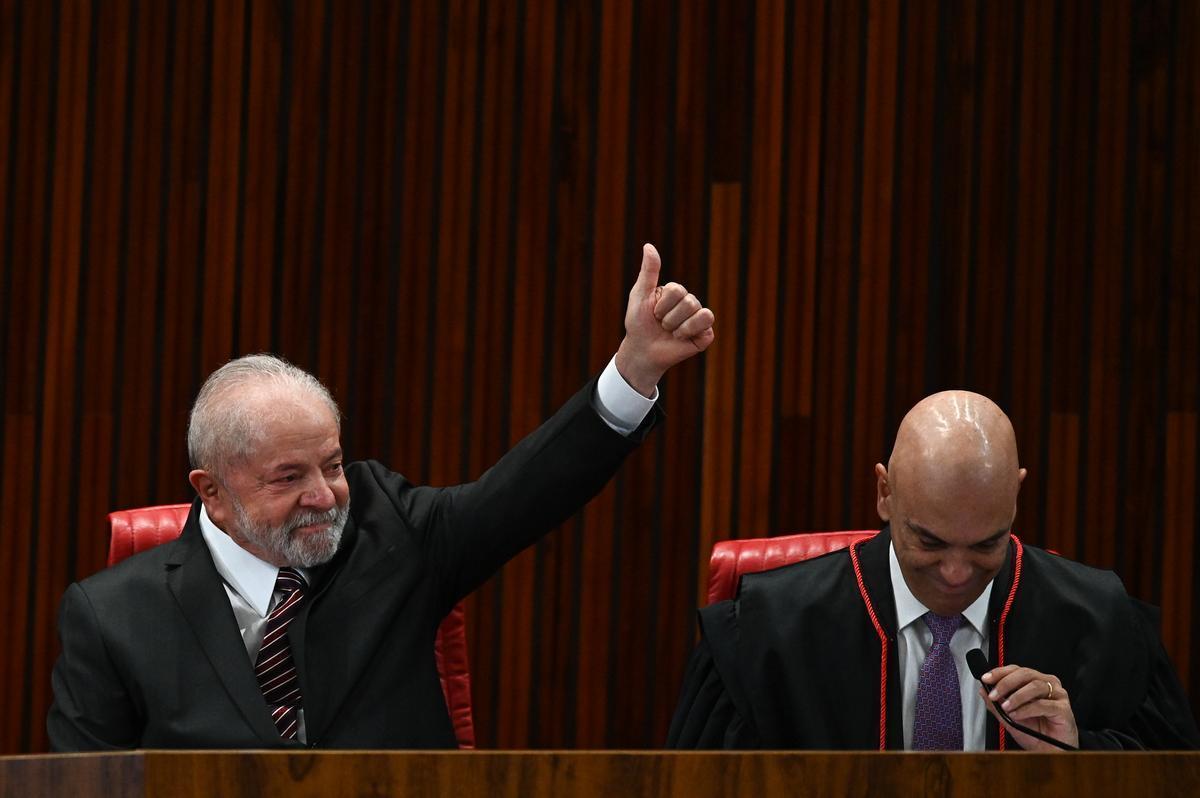 El presidente de Brasil, Lula Da Silva (izquierda), junto al juez Alexandre de Moraes durante la entrega del diploma presidencial en diciembre de 2022.