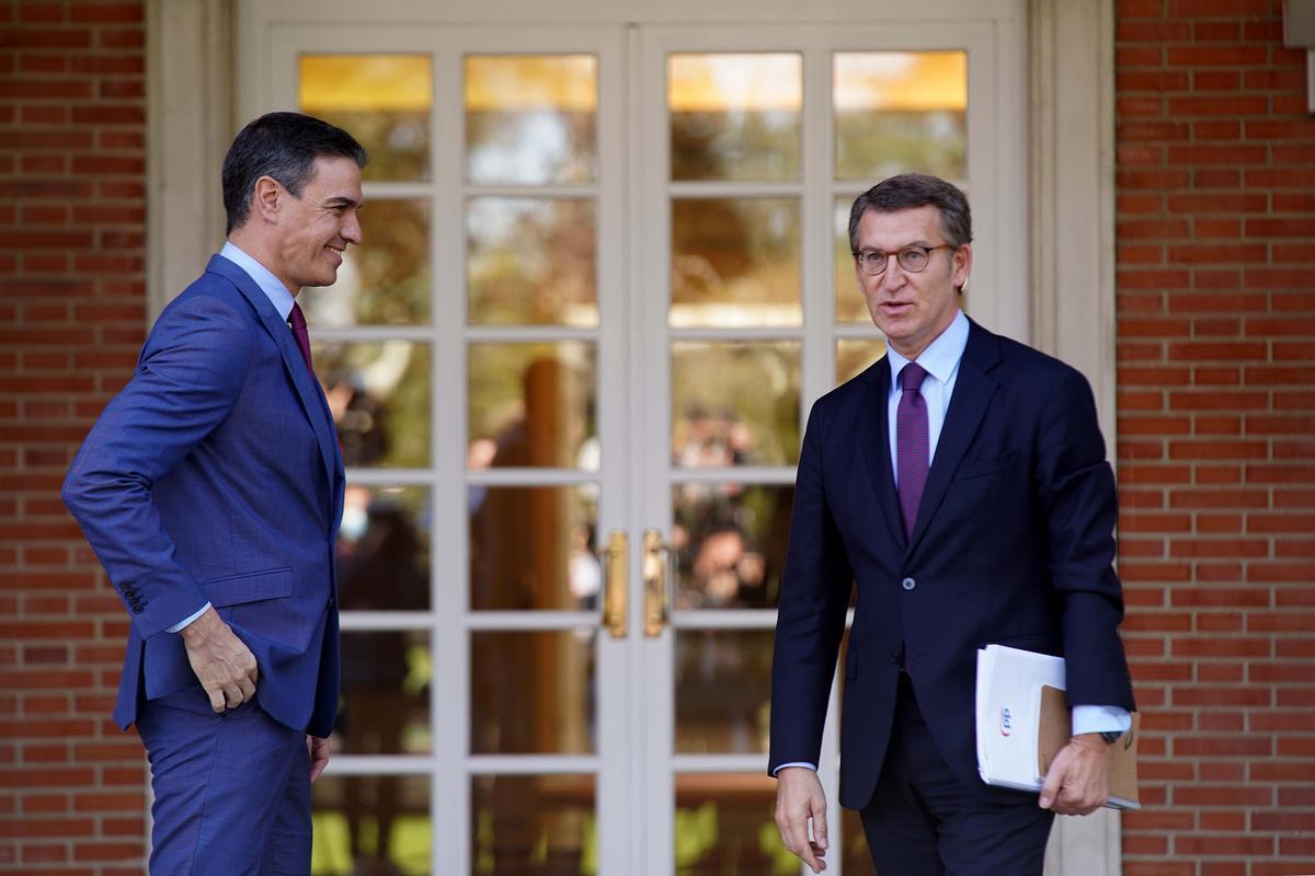 Pedro Sánchez y Alberto Núñez Feijóo, el pasado abril, en la primera reunión entre ambos desde que el gallego es líder de la oposición. Pedro Sánchez y Alberto Núñez Feijóo, el pasado abril, en la primera reunión entre ambos desde que el gallego es líder de la oposición.