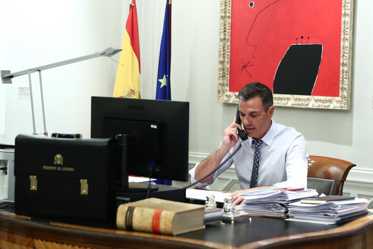 El presidente del Gobierno, Pedro Sánchez, conversando por teléfono en una imagen de archivo.