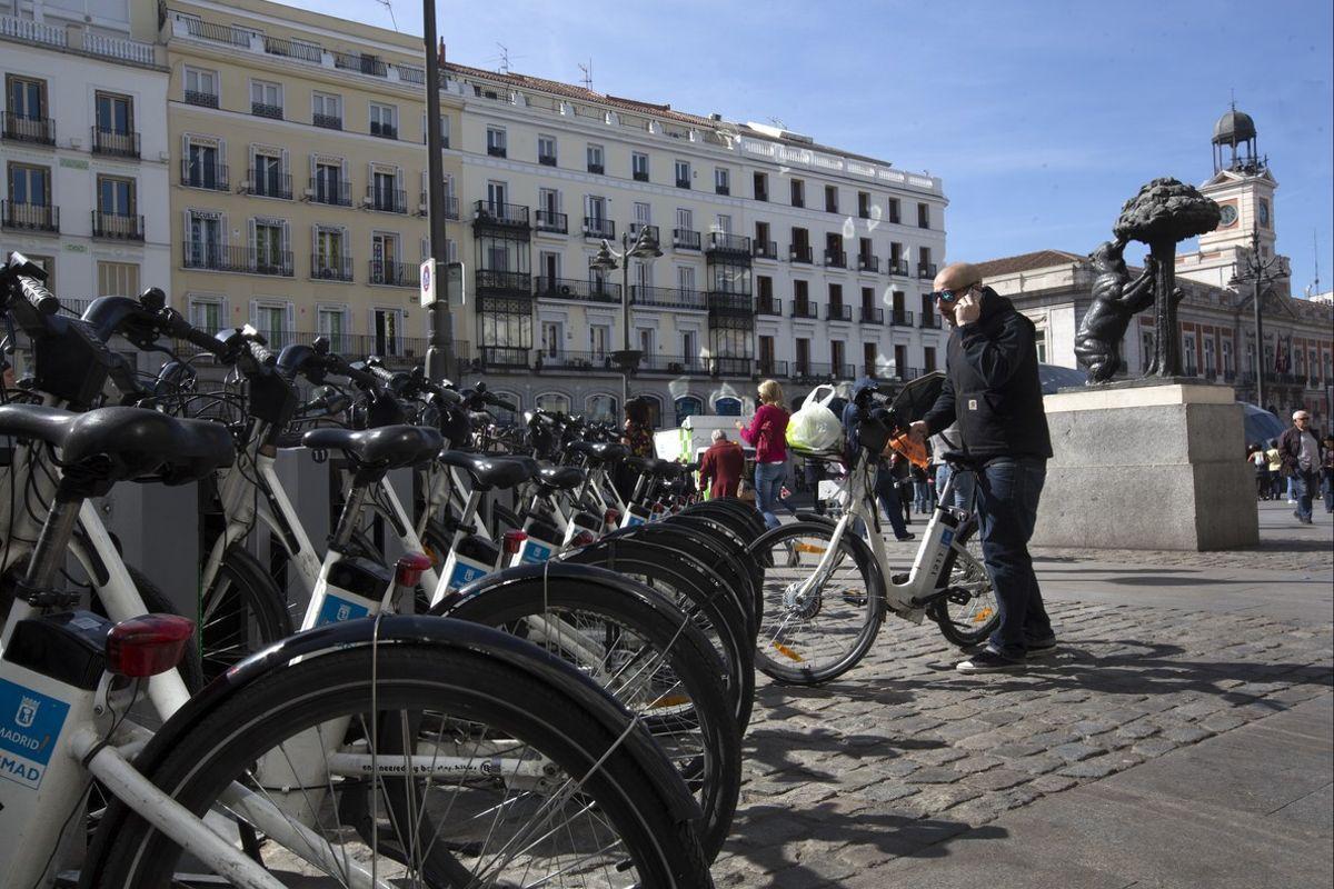accesorios Estar satisfecho embudo Cómo sacar la tarjeta de BiciMAD o alquilar una bicicleta eléctrica en  Madrid | El Periódico de España