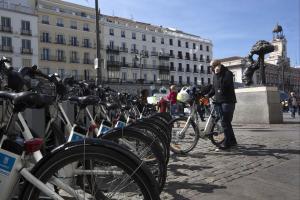 Cómo sacar la tarjeta de BiciMAD o alquilar una bicicleta eléctrica en Madrid