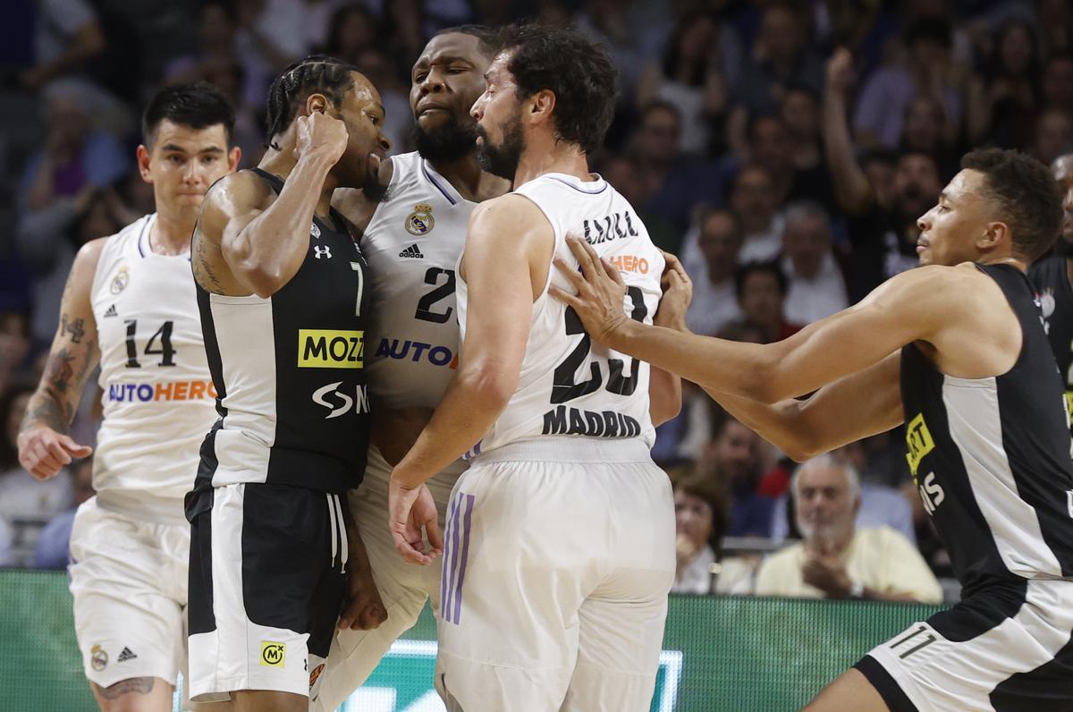 Euroliga | Una brutal tangana entre el Real Madrid y el Partizan obliga a  suspender el partido | El Periódico de España