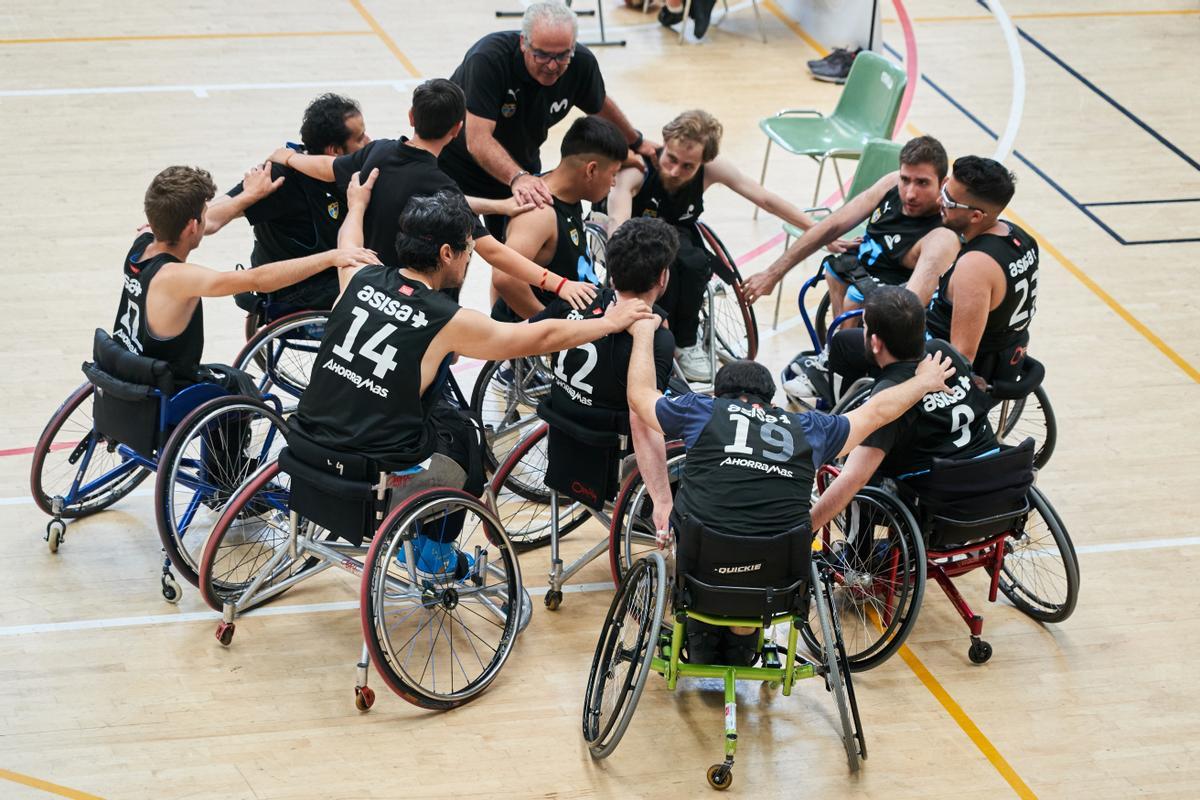 Un grupo de deportistas en silla de ruedas.