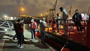Los ocupantes de una patera llegan a Alicante en una embarcación de Salvamento Marítimo, en el año 2021. 