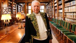 El escritor Mario Vargas Llosa, el día que entró en la Academia de la Lengua de Francia