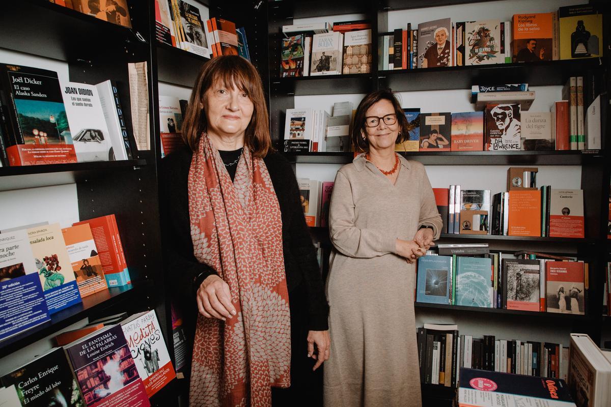 Las editoras Valeria Ciompi y Sigrid Kraus, fotografiadas en una librería de Madrid