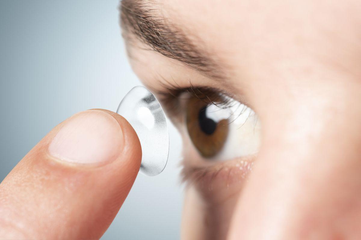 ¿Usas lentillas? El oftalmólogo alerta de los errores más comunes y explica cómo solucionarlos