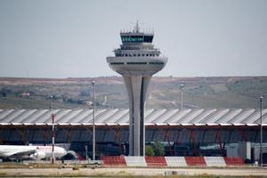 Torre de control de la terminal 3 del Aeropuerto de Madrid-Barajas Adolfo Suárez, en 2020.