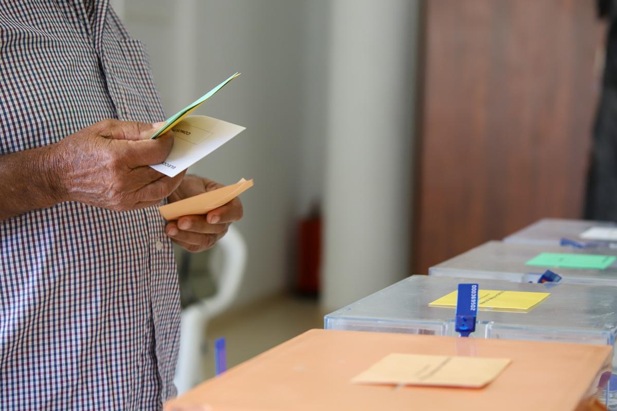Un hombre sostiene sus papeletas de votación ante las urnas de la mesa en el colegio electoral este domingo 28 de mayo. Un hombre sostiene sus papeletas de votación ante las urnas de la mesa en el colegio electoral este domingo 28 de mayo.