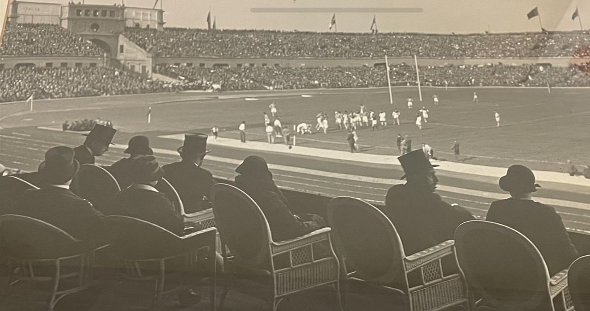 El rey Alfonso XIII inaugurando el campo de Montjuic en mayo de 1929 en un partido España-Italia.