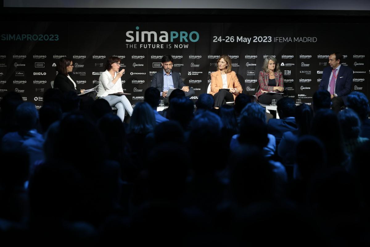 Representantes de la Comunidad de Madrid, Comunidad Valenciana, Andalucía y Cataluña, junto con el Ministerio de Transportes, debatiendo sobre la Ley de Vivienda Representantes de la Comunidad de Madrid, Comunidad Valenciana, Andalucía y Cataluña, junto con el Ministerio de Transportes, debatiendo sobre la Ley de Vivienda