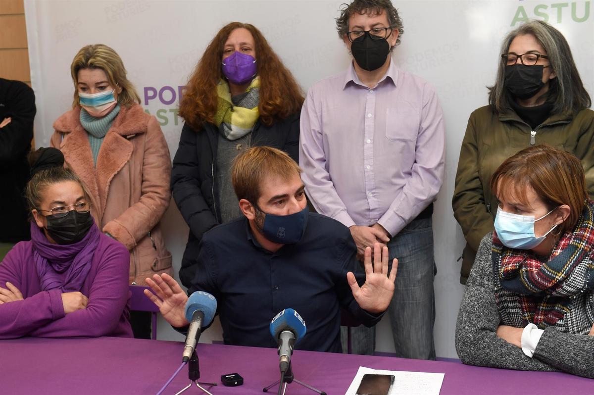 Daniel Ripa, secretario general de Podemos Asturias, junto a otros miembros de su dirección.
