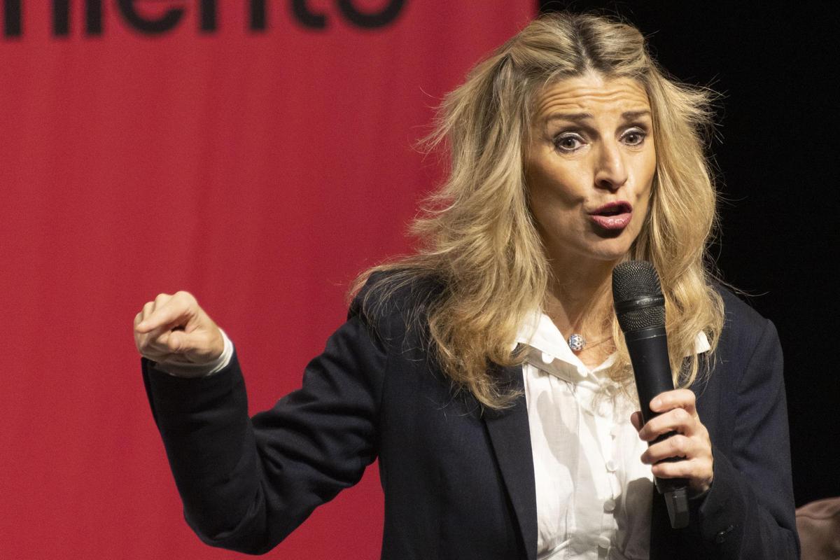 La vicepresidenta segunda del Gobierno y ministra de Trabajo, Yolanda Díaz, interviene durante la presentación de su plataforma Sumar, este viernes en Palma. La vicepresidenta segunda del Gobierno y ministra de Trabajo, Yolanda Díaz, interviene durante la presentación de su plataforma Sumar, este viernes en Palma.