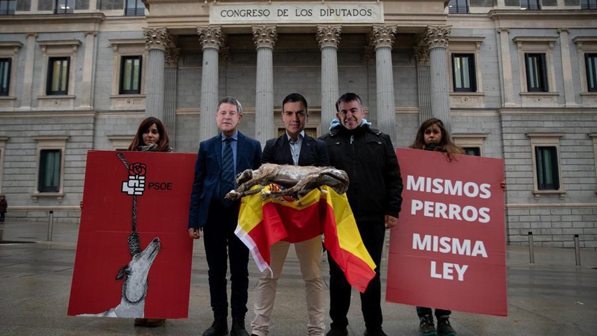 Protesta de asociaciones animalistas frente al Congreso para exigir al PSOE que retire la enmienda que deja fuera de la protección de la ley de bienestar animal a los perros de caza.