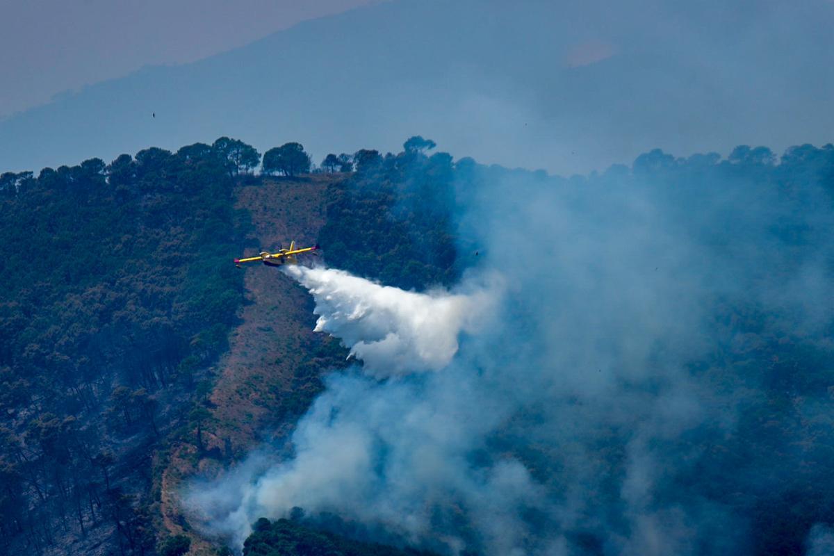 Hidroaviones combatiendo el incendio forestal del Pujerra a 09 de junio del 2022 en Pujerra (Málaga).