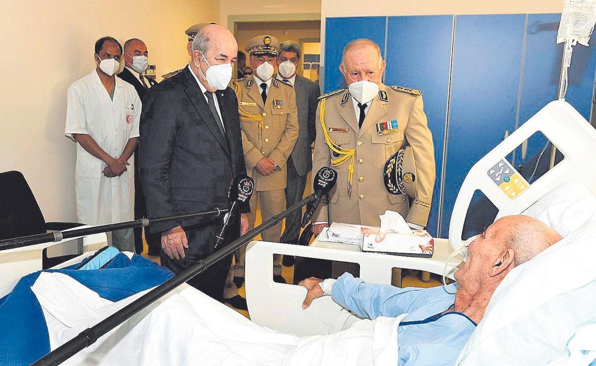 El presidente de Argelia, Abdelmayid Tebune, visita en un hospital militar de Argel al líder del Frente Polisario, Brahim Ghali. 