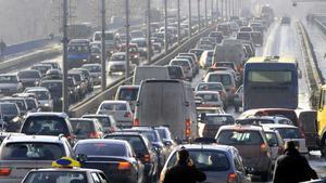 Un centenar de entidades pacta frenar la venta de coches contaminantes en 2035