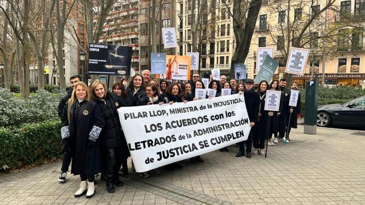 Secretarios judiciales de la Región de Murcia protestan en Madrid el día que arrancó el paro.