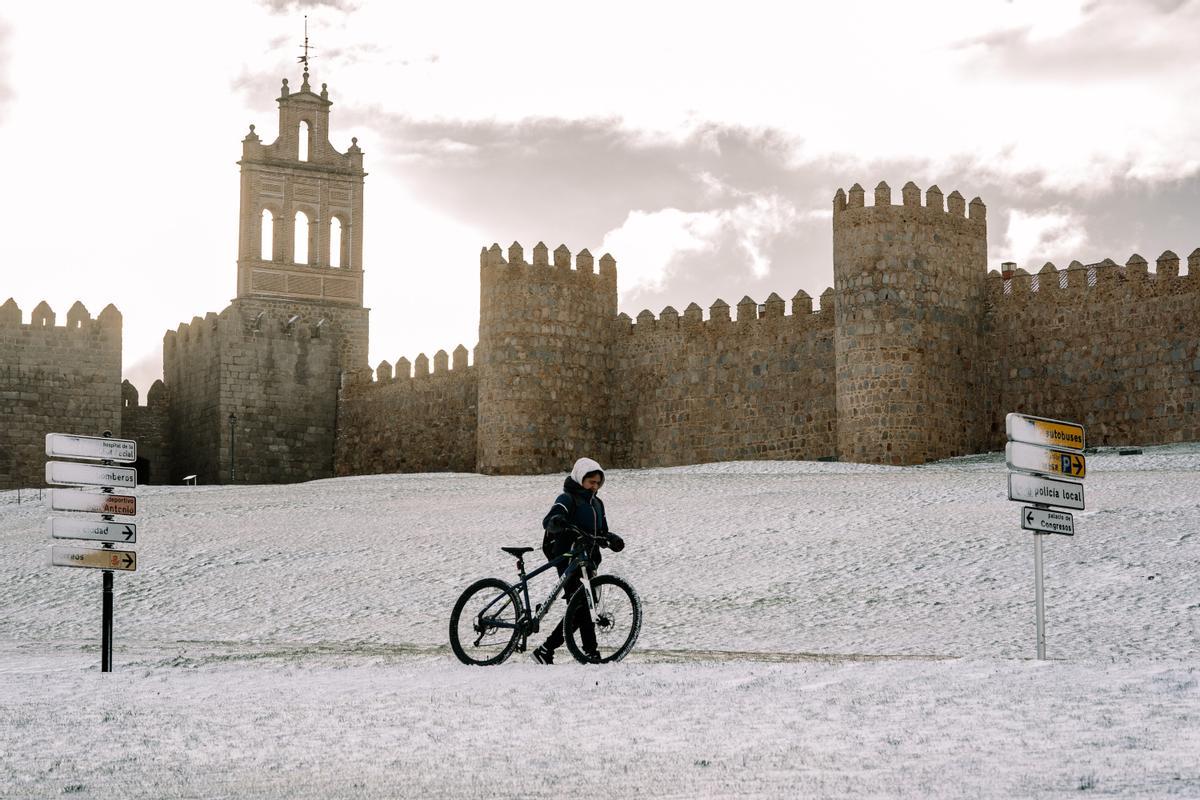 Exterior de la muralla en la ciudad de Ávila cubierta por la nieve caída durante la madrugada de este miércoles tras el paso de la borrasca Fien.