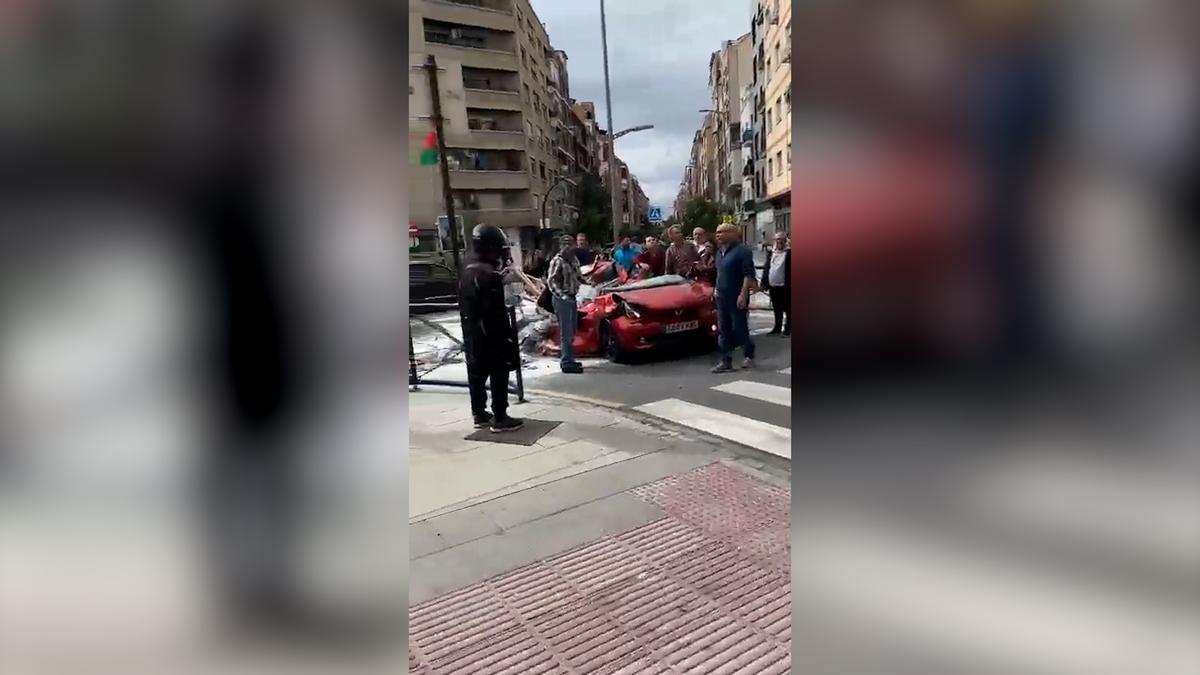 Una mujer resulta ilesa tras caer encima de su coche un palé de 1000kg