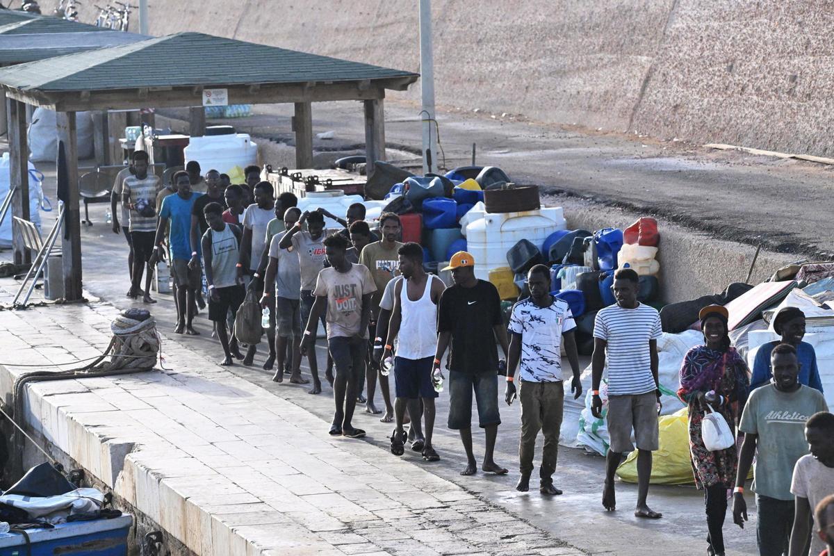 Un grupo de migrantes, este lunes, a su llegada a Lampedusa tras ser rescatados por la Guardia Costera.