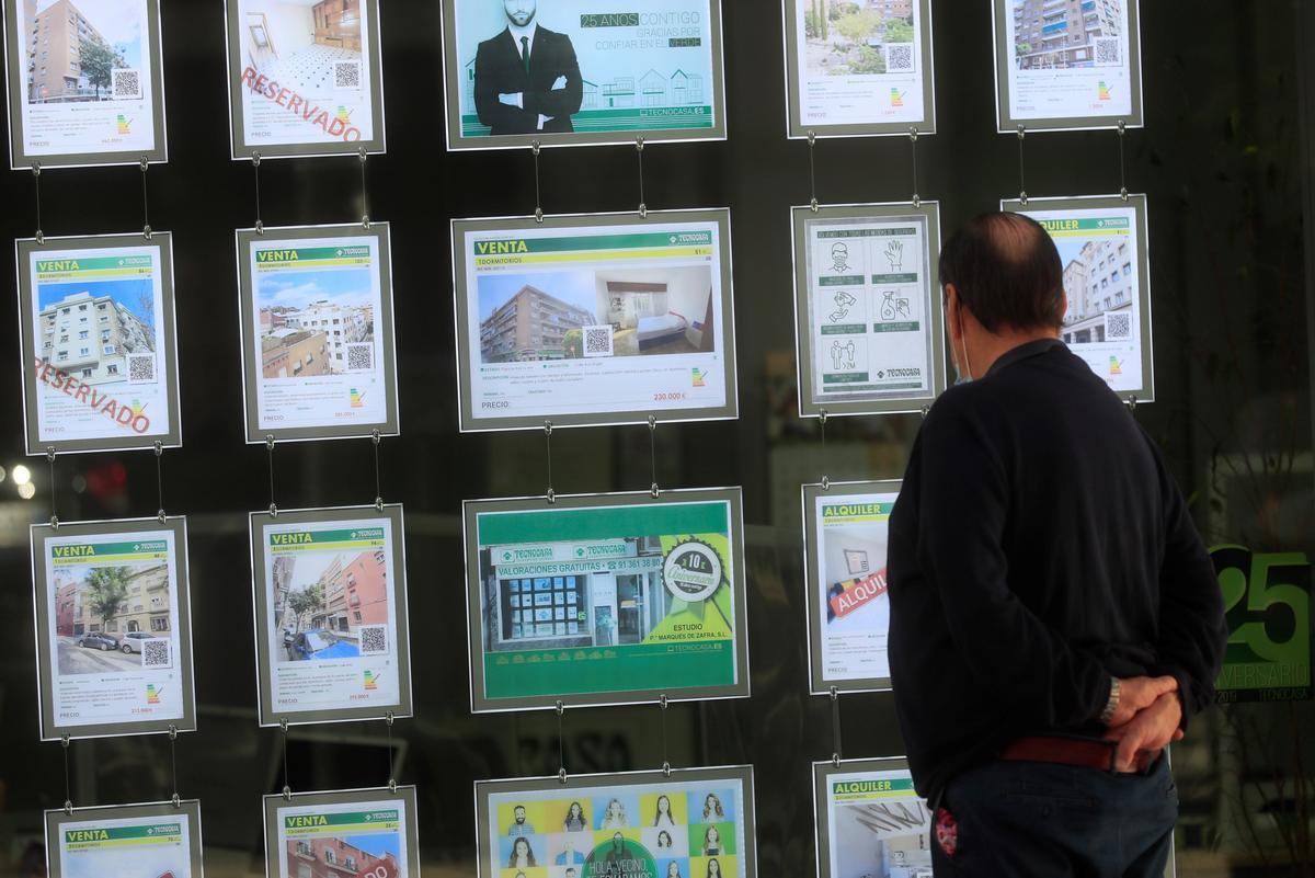 Un hombre observa los carteles de una inmobiliaria