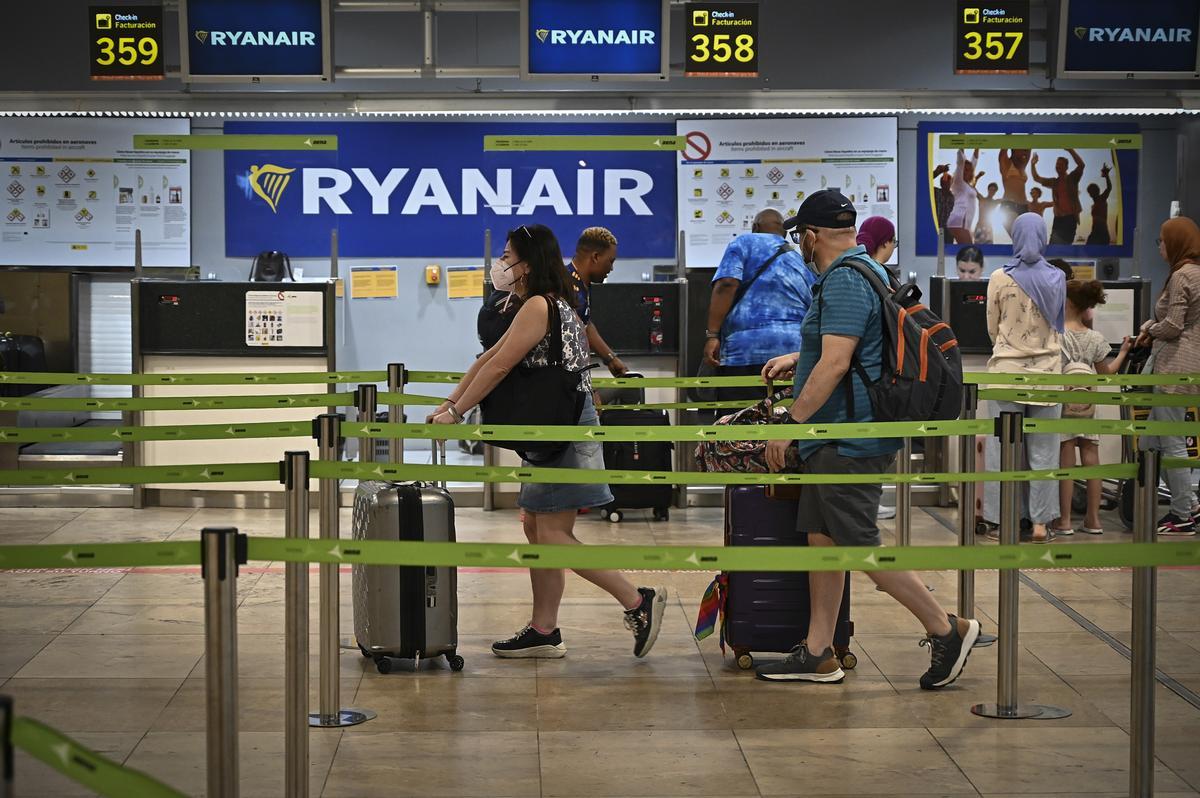 La aerolínea irlandesa de bajo coste Ryanair ganó 1.428 millones de euros en su ejercicio fiscal cerrado el pasado 31 de marzo. Imagen de archivo de mostradores de Ryanair en un aeropuerto. EFE/ Fernando Villar