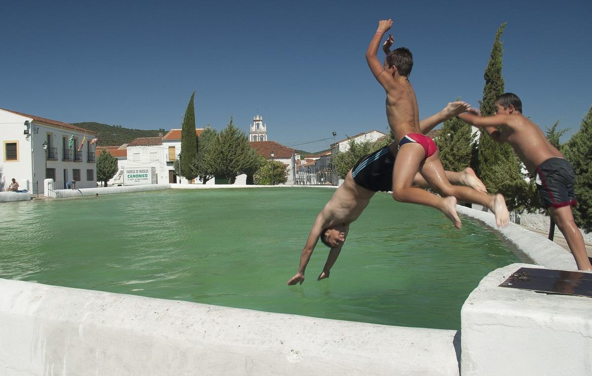 Unos niños se lanzan a una piscina municipal. Unos niños se lanzan a una piscina municipal.