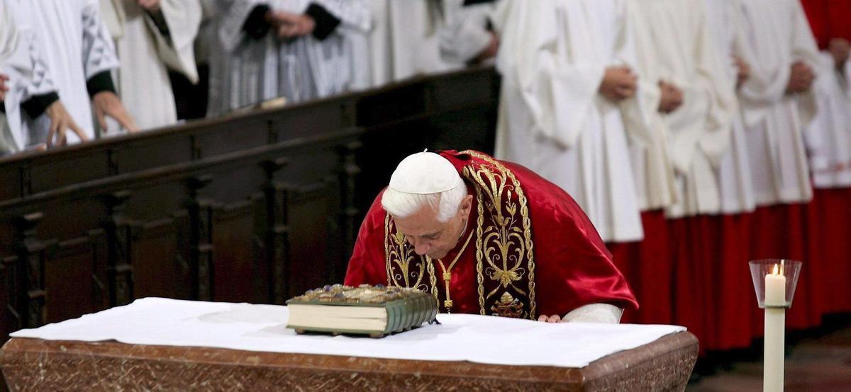 El, entonces, papa Benedicto XVI en la catedral de Freising, cerca de Múnich, en una de la misas que ofició durante su visita Baviera en 2006. EFE/Matthias Schrader/Archivo
