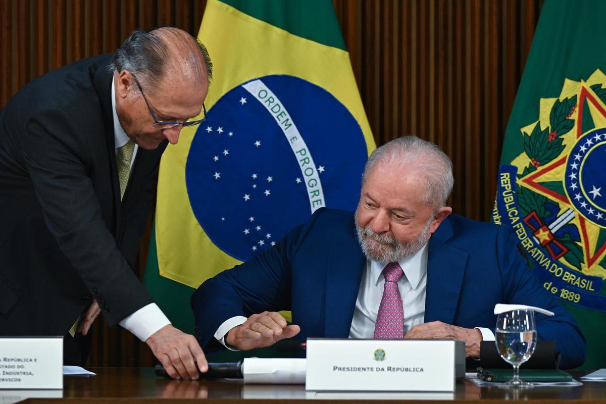 El presidente de Brasil, Luiz Inacio Lula da Silva, junto al vicepresidente Geraldo Alckmin durante la primera reunión ministerial del gobierno en el Palacio del Planalto, en Brasília (Brasil), el pasado 6 de enero. El presidente de Brasil, Luiz Inacio Lula da Silva, junto al vicepresidente Geraldo Alckmin durante la primera reunión ministerial del gobierno en el Palacio del Planalto, en Brasília (Brasil), el pasado 6 de enero.