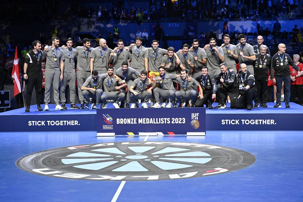 La selección española de balonmano celebra el bronce en el Mundial en Suecia.