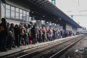 Un grupo de personas agolpadas en la estación de Kiev, dispuestos a huir de la capital de Ucrania.