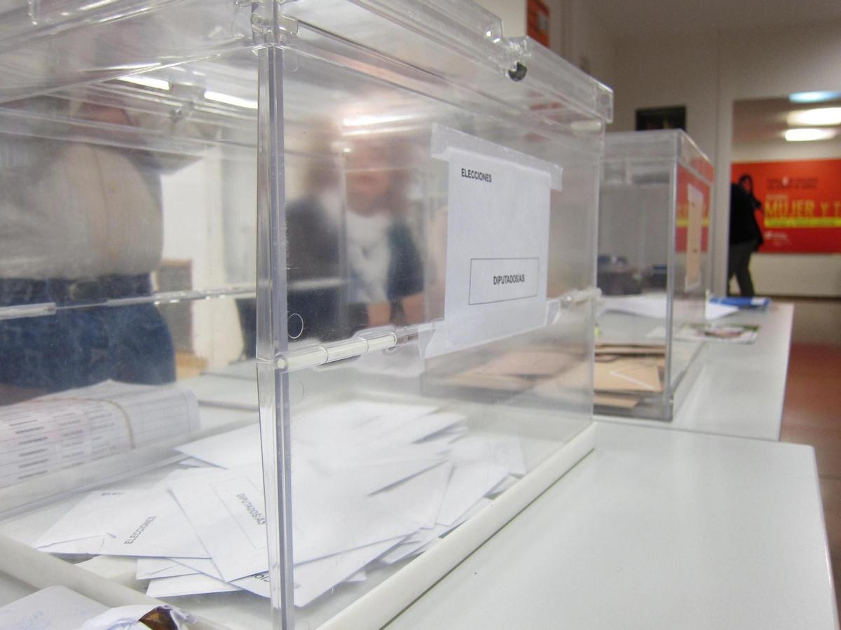 Imagen de archivo de una urna con votos.