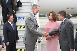 El rey Felipe VI se reúne con el presidente saliente de Colombia y con Petro