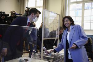 La candidata socialista Anne Hidalgo vota en la primera vuelta de las elecciones presidenciales en Francia